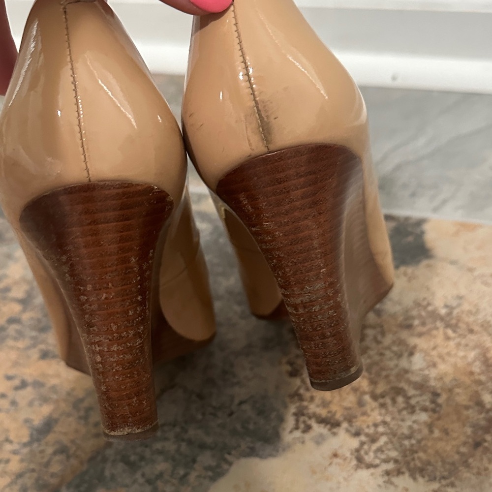 Tory Burch Beige Patent Leather Wedges size 7.5 - Picture 5 of 8